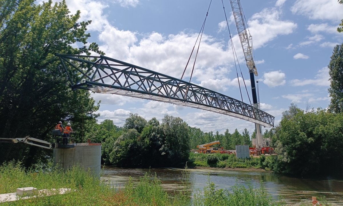 Le levage exceptionnel de la passerelle Courrèges