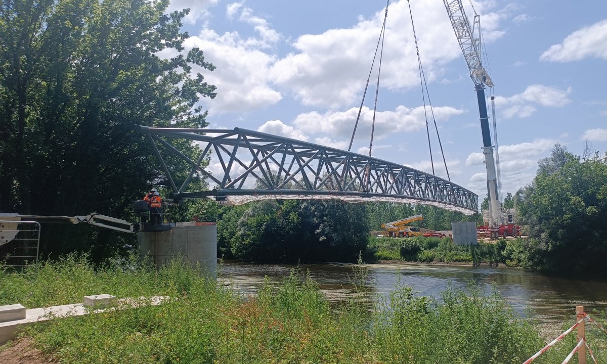 Le levage exceptionnel de la passerelle Courrèges