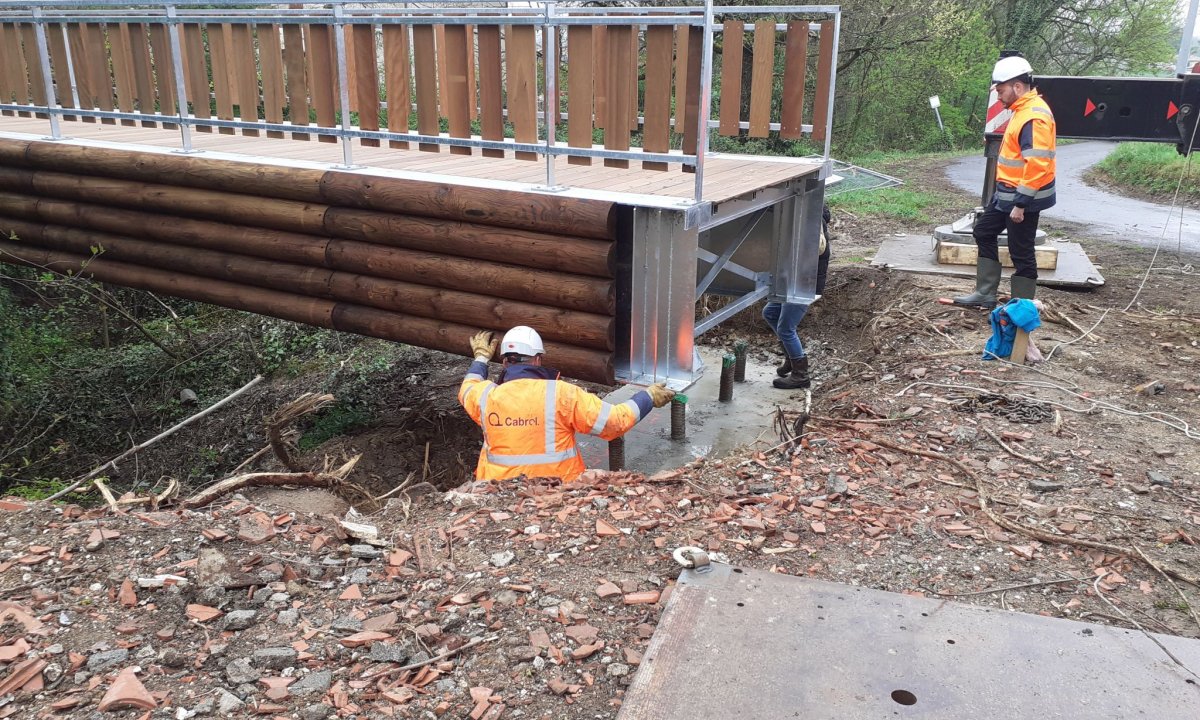 Mise en place de la passerelle du Riols (81)