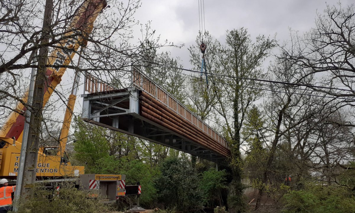 Mise en place de la passerelle du Riols (81)